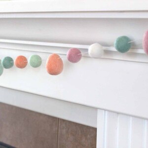 Easter Egg Garland 1 Felt Balls, 1.75-2 Eggs Spring Mantle Banner, Shelf Home Decor 100% Wool Bild 8