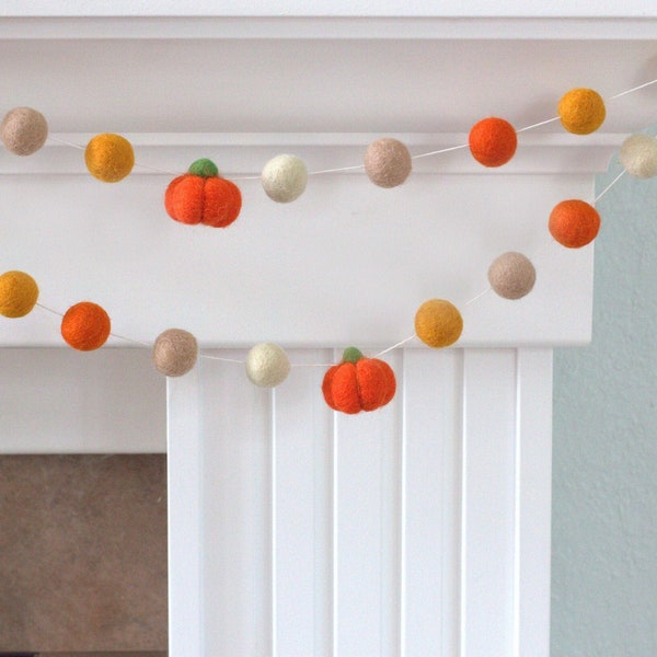 Guirlande de citrouilles en feutre - orange et beige - bannière de manteau d'automne, étagère automne, décoration d'intérieur pour Thanksgiving, fête d'Halloween - pompons en feutre 2,5 cm citrouilles