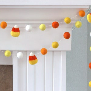 Decoración con guirnalda de caramelos de maíz: naranjas y amarillos; pancarta para repisa de otoño, estante otoñal, cosecha de Acción de Gracias, decoración para fiestas; pompones de fieltro de 1 pulgada; 100 % lana