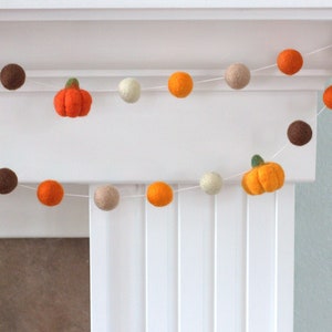 Guirlande de citrouilles en feutre - brun orange - bannière de manteau d'automne, étagère automne, décoration de Thanksgiving, fête d'Halloween - pompons en feutre 2,5 cm, citrouilles 3,8 cm