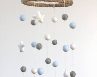 Star Nursery Mobile- Felt Pom Pom Balls &Stars- Bleu glace, Gris, Blanc- Bébé Enfants Plafond Mobile- 100% Laine, Écologique, Durable