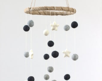 Mobile de pépinière neutre en matière de genre - Boules et étoiles de Pom Pom en feutre noir, gris, blanc - PETITE TAILLE - Décor de chambre pour enfants pour bébés - 100 % laine