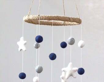 Nursery Felt Mobile- Pom Pom Balls &Stars- Navy Grey White- PETITE TAILLE- Bébé Enfants Chambre Plafond Décor- 100% Laine- Ecofriendly