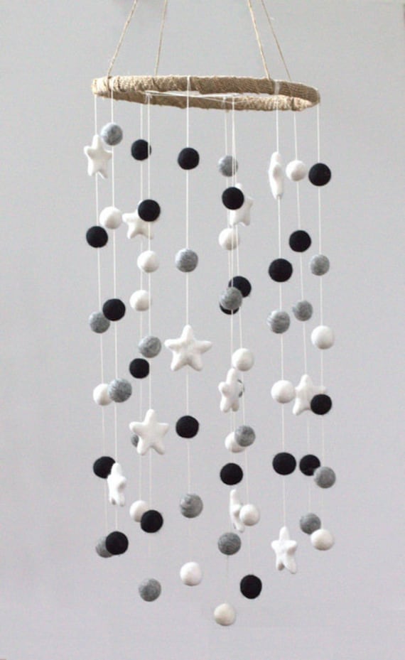 Mobile Bébé En Feutre - Boules Pompons Violet - Décoration Chambre Enfant 57cm