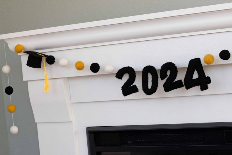 2024 Graduation Garland 6 FT STRING 20 1 Felt Balls, 2 Caps, 3 Numbers Black Gold White with GOLD tassels Mortar Board Party Decor imagem 8