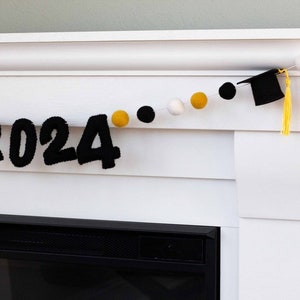 2024 Graduation Garland 6 FT STRING 20 1 Felt Balls, 2 Caps, 3 Numbers Black Gold White with GOLD tassels Mortar Board Party Decor imagem 6