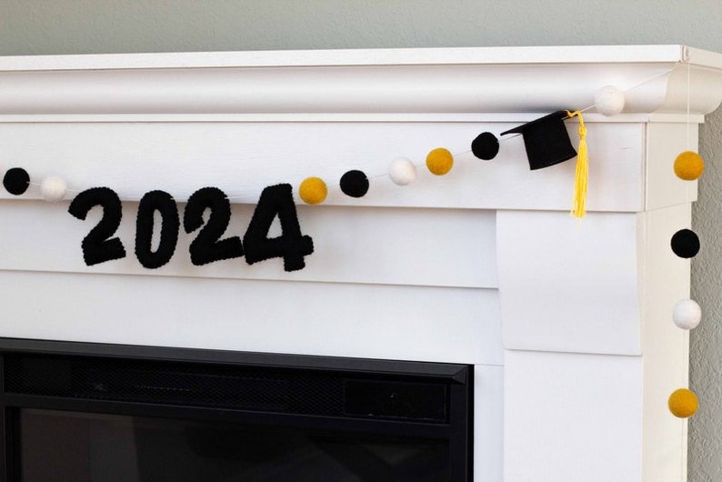 2024 Graduation Garland 6 FT STRING 20 1 Felt Balls, 2 Caps, 3 Numbers Black Gold White with GOLD tassels Mortar Board Party Decor imagem 6