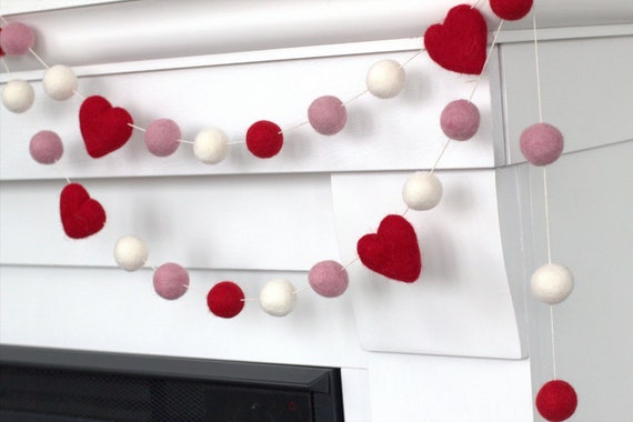 Guirlande Saint Valentin pompons en feutre 2 5 cm coeurs 1 75 po