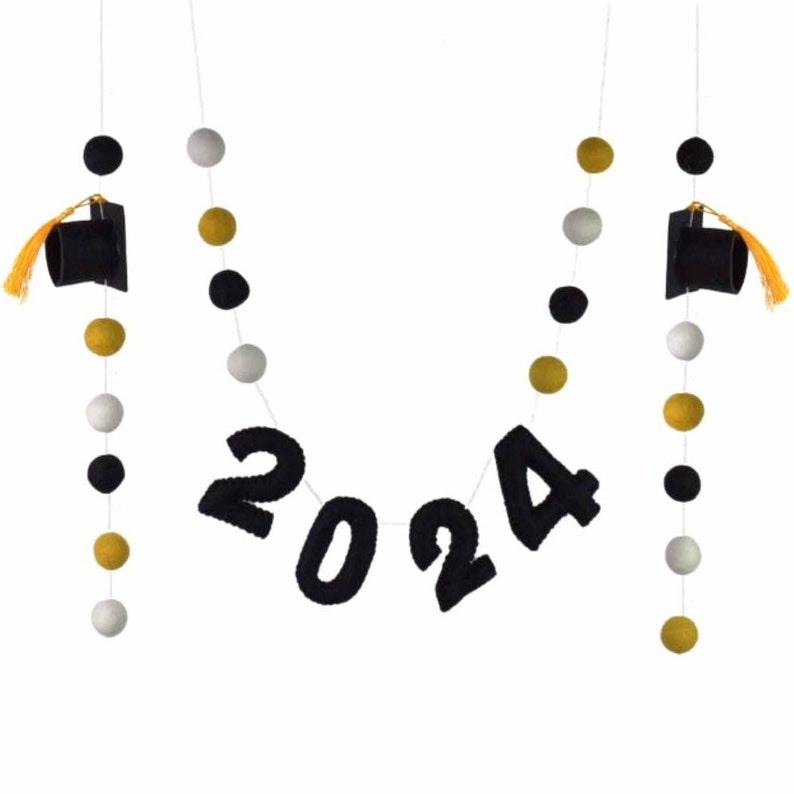 2024 Graduation Garland 6 FT STRING 20 1 Felt Balls, 2 Caps, 3 Numbers Black Gold White with GOLD tassels Mortar Board Party Decor imagem 1