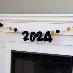 2024 Graduation Garland 6 FT STRING 20 1 Felt Balls, 2 Caps, 3 Numbers Black Gold White with GOLD tassels Mortar Board Party Decor imagem 7