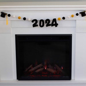 2024 Graduation Garland 6 FT STRING 20 1 Felt Balls, 2 Caps, 3 Numbers Black Gold White with GOLD tassels Mortar Board Party Decor imagem 2