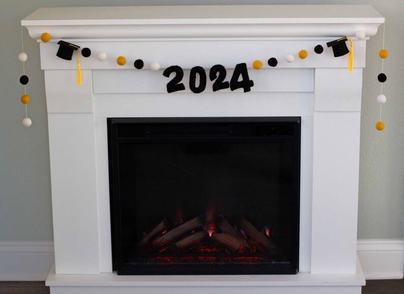 2024 Graduation Garland 6 FT STRING 20 1 Felt Balls, 2 Caps, 3 Numbers Black Gold White with GOLD tassels Mortar Board Party Decor imagem 2