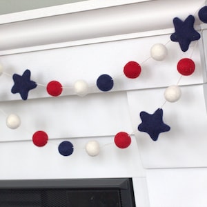 Guirlande rouge blanc bleu marine pompons en feutre 2,5 cm, étoiles 5 cm étoile bleu marine décoration de fête pour le Memorial Day, bannière de manteau de drapeau américain, étagère de la fête du Travail image 8