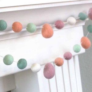 Easter Egg Garland 1 Felt Balls, 1.75-2 Eggs Spring Mantle Banner, Shelf Home Decor 100% Wool Bild 10