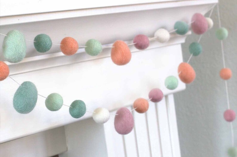 Easter Egg Garland 1 Felt Balls, 1.75-2 Eggs Spring Mantle Banner, Shelf Home Decor 100% Wool Bild 10