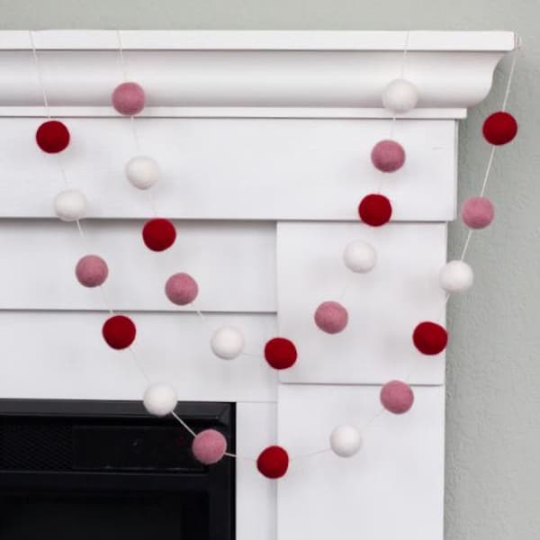 Guirnalda de fieltro para San Valentín - Pompones de fieltro de 2,5 cm - Rojo, rosa y blanco - Decoración para repisas, estanterías, fiestas escolares - 100 % lana