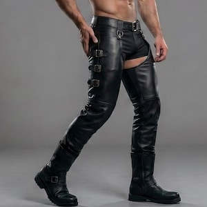 Puede incluir: Chaps de cuero negro con un cinturón de cintura con hebilla plateada y tres correas laterales ajustables con hebillas en cada muslo. Los chaps se usan sobre pantalones cortos negros y se combinan con botas de cuero negro con hebillas laterales.
