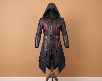 Wilder Assassinen-Kapuzenmantel | Ledermantel mit Nietengürtel | Kampfjacke mit roter Paspelierung | Dark-Fantasy-Cosplay-Ausrüstung | Schurkenkrieger-Outfit