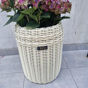 White Faux Rattan Planter, Large Indoor Outdoor Flower Pot, 12L (H42 x D32 cm)