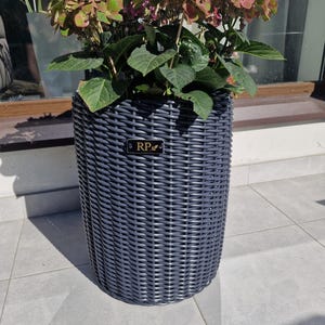 Vaso da fiori in finta rattan color grafite da 12 litri, grande contenitore intrecciato per fiori da giardino esterno.