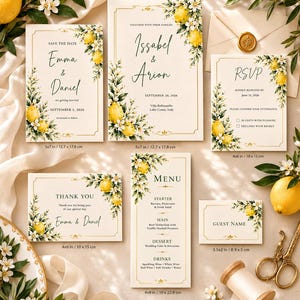 Può includere: Un set di cancelleria per matrimoni con stampa botanica di limoni e fiori bianchi e bordi dorati. Include un save the date da 12,7 x 17,8 cm, invito da 12,7 x 17,8 cm, scheda RSVP da 10 x 15 cm, biglietto di ringraziamento da 10 x 15 cm, menu da 10 x 22,8 cm e segnaposto da 8,9 x 5 cm.