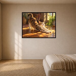 Könnte beinhalten: Ein gerahmter Wandkunstdruck, der eine Glückskatze zeigt, die sich auf einem Holzboden im warmen Sonnenlicht streckt. Die Katze hat orangefarbene, schwarze und weiße Fellflecken. Die Szene umfasst eine Topfpflanze und einen Teppich im Hintergrund.