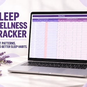 Pode incluir: Um portátil prateado exibindo uma planilha digital Sleep Wellness Tracker com cabeçalhos roxos e colunas para dados de sono. O texto SLEEP WELLNESS TRACKER, SPOT PATTERNS. BUILD BETTER SLEEP HABITS. é visível no lado esquerdo da tela.