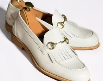 Handgemaakte witte leren mocassins en instappers met franjes voor heren.