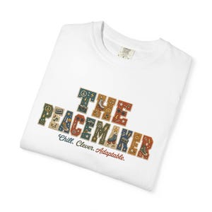 The Peacemaker T-shirt met tekstborduurwerkeffect | Rustig, kalm, aanpasbaar T-shirt