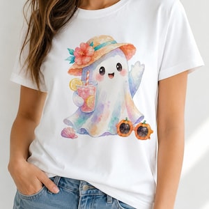 Może przedstawiać: Biały t-shirt z akwarelową grafiką ducha w słomkowym kapeluszu z czerwonym kwiatem. Duch trzyma r&oacute;żowy nap&oacute;j z plasterkiem cytryny i słomką, a obok znajduje się mała muszelka oraz okulary przeciwsłoneczne w kształcie dyni.