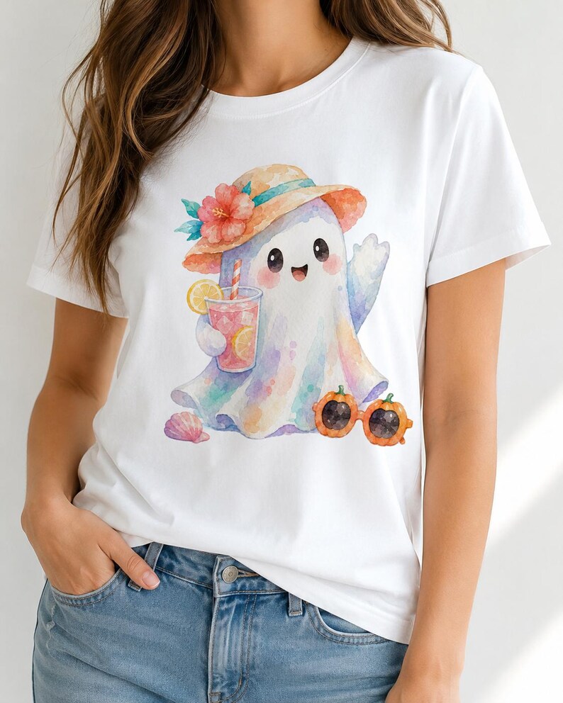Może przedstawiać: Biały t-shirt z akwarelową grafiką ducha w słomkowym kapeluszu z czerwonym kwiatem. Duch trzyma r&oacute;żowy nap&oacute;j z plasterkiem cytryny i słomką, a obok znajduje się mała muszelka oraz okulary przeciwsłoneczne w kształcie dyni.