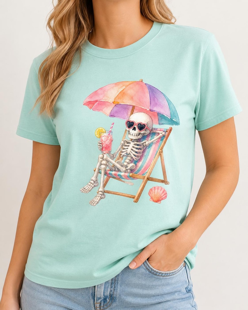 Może przedstawiać: Jasnozielony t-shirt w kolorze miętowym z grafiką szkieletu w okularach przeciwsłonecznych w kształcie serc, odpoczywającego na pasiastym leżaku pod kolorowym parasolem, trzymającego r&oacute;żowy nap&oacute;j z plasterkiem cytryny i muszelką.