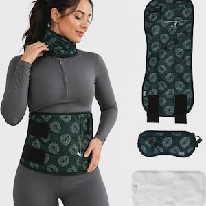 Peut inclure: Un ensemble vert foncé à motif de feuilles de monstera blanches, comprenant une ceinture enveloppante, un tour de cou, un masque de nuit et un tissu rectangulaire blanc. La ceinture possède des bandes auto-agrippantes noires et une fermeture éclair.