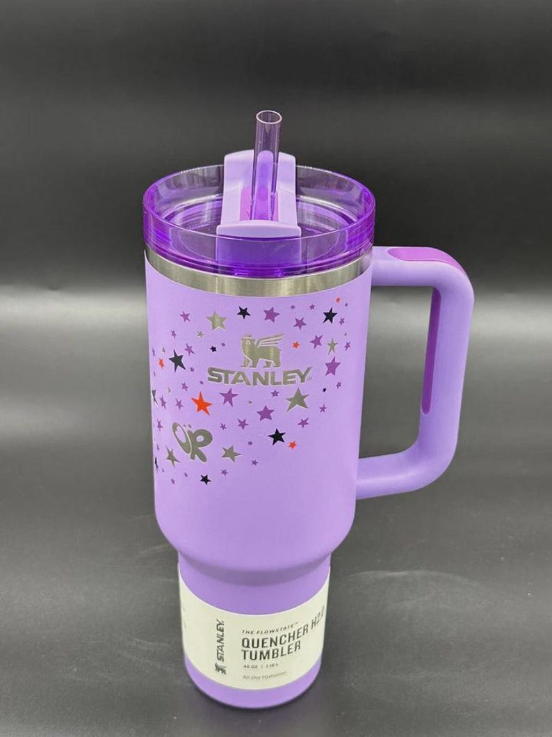 Stanley 40 oz Quencher H2.0 FlowState Tumbler – Purple Star Edition with Handle & Straw Bild 4