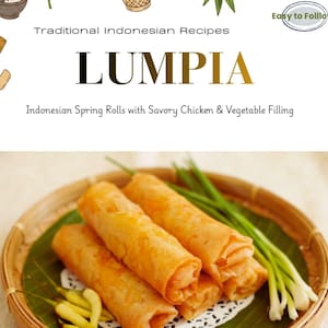 Puede incluir: Una tarjeta de receta titulada Traditional Indonesian Recipes LUMPIA Indonesian Spring Rolls with Savory Chicken & Vegetable Filling. La imagen muestra rollitos de primavera fritos dorados sobre una hoja de plátano en una cesta de bambú.