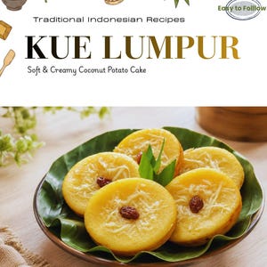 Puede incluir: Una tarjeta de receta titulada Traditional Indonesian Recipes KUE LUMPUR Soft & Creamy Coconut Potato Cake con un plato de pasteles redondos de color amarillo dorado cubiertos con coco rallado y una pasa, sobre una hoja de plátano.