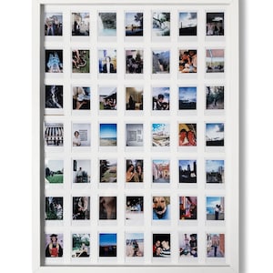 Op de afbeelding: Een witte rechthoekige lijst met een raster van tweeënveertig individuele vierkante instantfoto's. De foto's tonen diverse scènes, waaronder landschappen, portretten, architecturale opnames en spontane momenten in kleur.