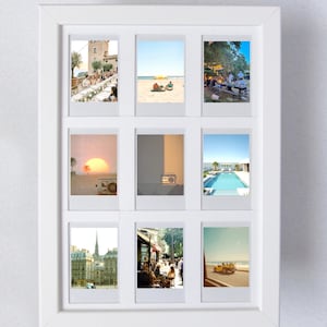 Op de afbeelding: Wit omlijste fotocollage met negen afzonderlijke afbeeldingen. De afbeeldingen tonen verschillende scènes, waaronder een strand, zonsondergang en stadsgezichten. De collage is een decoratief item, ideaal voor het weergeven van reis herinneringen of persoonlijke foto's.