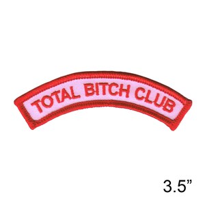 Könnte beinhalten: Roter und weißer gestickter Aufnäher mit dem Text "TOTAL BITCH CLUB" in einer geschwungenen Form. Der Aufnäher ist 3,5 Zoll breit.