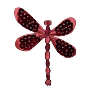 Può includere: Una libellula rosa con paillettes rosse sulle ali. La libellula è ricamata e ha un corpo lungo e sottile.