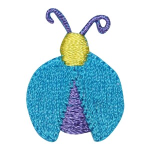 Peut inclure: Écusson papillon brodé dans les tons de bleu, jaune et violet. Le papillon a de grandes ailes arrondies bleu turquoise texturé, un corps jaune et des antennes violettes. Ce patch décoratif convient aux vêtements ou accessoires.