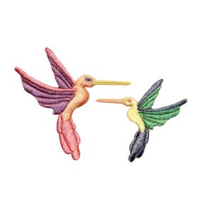 Peut inclure: Deux patchs brodés en forme de colibris. L'un est rose, orange et violet. L'autre est vert, jaune et noir.