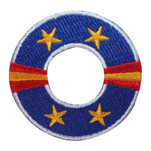 Könnte beinhalten: Ein blauer und weißer gestickter Aufnäher mit einem roten und gelben Streifen und vier gelben Sternen. Der Aufnäher hat die Form eines Rings.