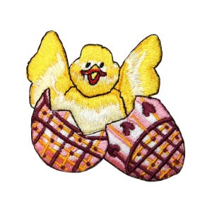 Peut inclure: Un petit poussin jaune éclosant d'une coquille d'œuf rose et brune. Le poussin a un corps jaune, des ailes blanches et un bec rouge. La coquille d'œuf est fissurée et présente un motif à carreaux.