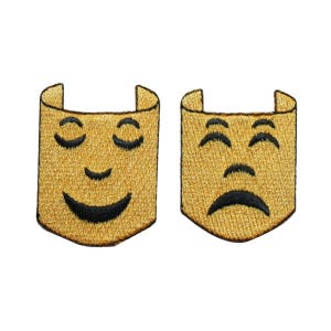 Può includere: Due toppe ricamate che raffigurano maschere teatrali. Una maschera è gialla con un viso sorridente e l'altra è gialla con un viso accigliato.