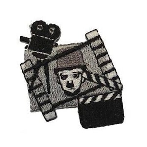 Peut inclure: Patch brodé en noir et blanc représentant un dessin animé de Charlie Chaplin tenant une claquette de film. Le patch comprend également une caméra de film et une bande de film.