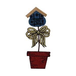 Könnte beinhalten: Ein blaues Vogelhaus mit gelbem Dach sitzt auf einem Stock mit einer gelben Schleife. Das Vogelhaus steht in einem roten Blumentopf.