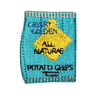 Könnte beinhalten: Ein gestickter Aufnäher in Blau und Gelb mit dem Text "Crispy Golden All Natural Potato Chips".