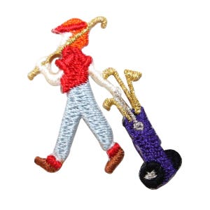Könnte beinhalten: Gestickter Bügelaufkleber mit einem Golfer, der eine Tasche mit Golfschlägern trägt. Der Golfer trägt ein rotes Hemd, eine blaue Hose und einen rot-orangenen Hut. Die Golftasche ist lila mit goldenen Schlägern.