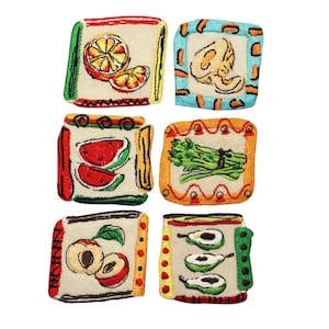 Peut inclure: Six carrés de tissu brodés avec des bordures colorées et différents motifs de fruits et légumes. Les motifs comprennent une pastèque, des asperges, un avocat, une pêche et deux oranges.